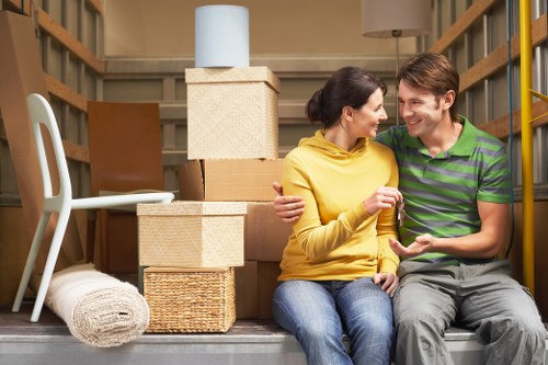 Removal van support for packing and moving in central London